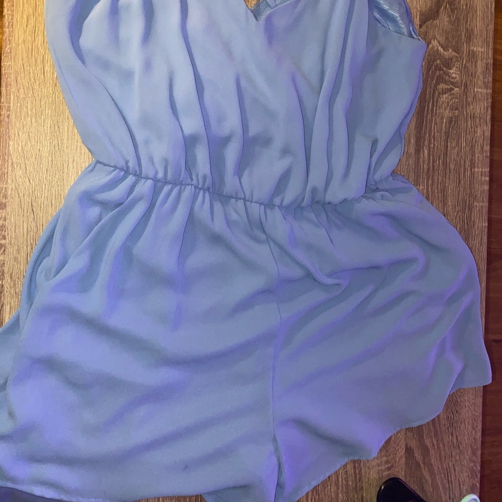 V shaped romper with pockets